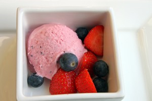 yoghurtijs met aardbeien, frambozen en blauwe bessen